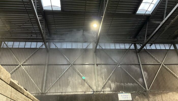 Sprinkler controleert brand bij afvalverwerker