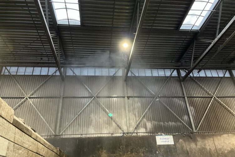 Sprinkler controleert brand bij afvalverwerker