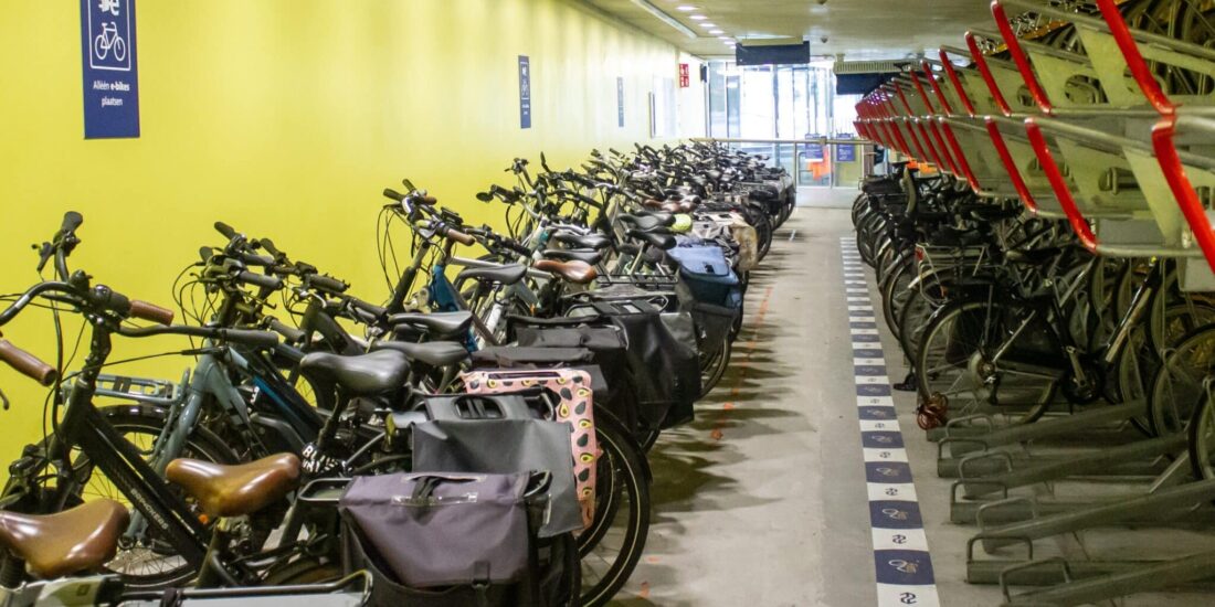 ProRail en NIPV onderzoeken brandveiligheid van elektrische fietsen en scooters in stallingen