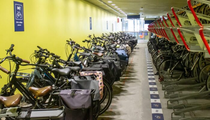 ProRail en NIPV onderzoeken brandveiligheid van elektrische fietsen en scooters in stallingen