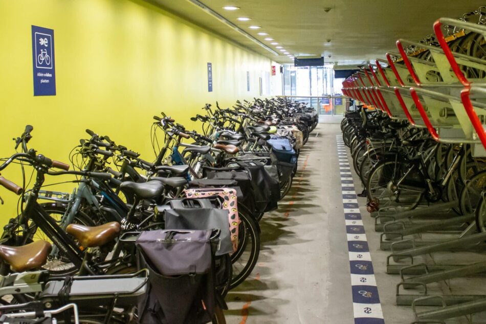 ProRail en NIPV onderzoeken brandveiligheid van elektrische fietsen en scooters in stallingen